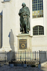 Denkmal von Johann Gottfried Herder vor der Stadtkirche Sankt Peter und Paul am Herderplatz in Weimar.