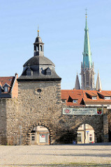 Blick zur historischen Stadtmauer und Stadttor / Frauentor von Mühlhausen/Thüringen; dahinter der gotische Kirchturm der Marienkirche.