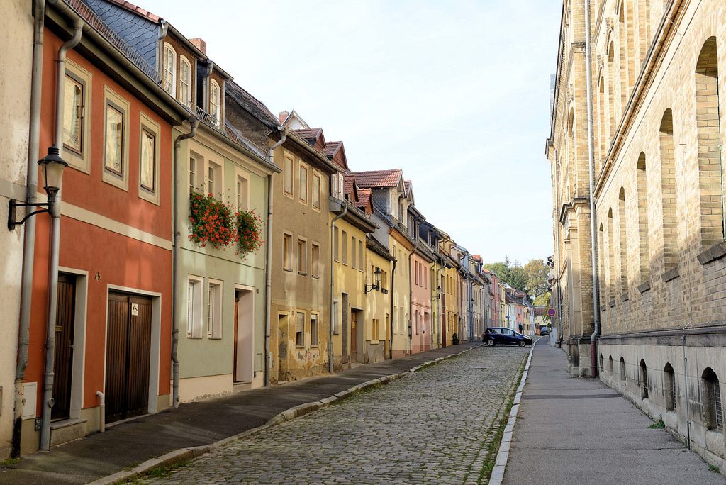 Hansestädte: Foto „Straße mit Kopfsteinpflaster und Wohnhäusern mit