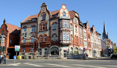 Eckgebäude mit Ziegelfassade und Zierbändern, Fachwerkerker - Architektur des Historismus; Wohn- und Geschäftshaus an der Karl-Marx-Straße / Kiliansgraben in Mülhausen.