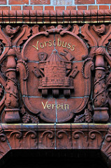 Fassade vom Bankgebäude des ehemaligen Vorschussvereins - Hauptstelle der VR Bank Neumünster. Das Gebäude wurde 1915 eingeweiht - Entwurf Architekt Hans Ross.