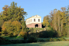 Römisches Haus in Weimar am Rande des Parks an Ilm. Das römische Haus gehört seit 1998 als Teil des Ensembles „Klassisches Weimar“ zum UNESCO-Weltkulturerbe. Es wurde 1798 als frühes Klassizistisches Bauwerk errichtet.
