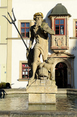 Neptunbrunnen auf dem Markt von Weimar, die Neptunfigur wurde 1774 aufgestellt - Ausführung Hofbildhauer Martin Gottlieb Klauer.