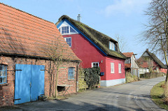 Wohnhäuser / Reetdachgebäude am Mühlendeich in Seestermühe.