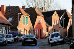 Einzelhäuser / Wohnhäuser mit Satteldach oder Krüppelwalmdach in der Lübecker Straße von Bad Segeberg.