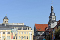 Markt von Eisenach, Blick auf der Stadtschloss - rechts das historische Rathaus der Stadt. Das Gebäude des Rathauses wurde 1508 im Renaissancestil errichtet und diente zunächst als städtischer Weinkeller, ab 1596 dann als Rathaus.