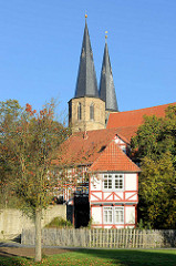 Die römisch-katholische Basilika St. Cyriakus / Probsteikirche in Duderstadt; Baubeginn um 1240. Im Vordergrund die Stadtmauer der historischen Stadtbefestigung.