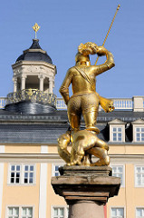 Goldene Brunnenfigur - Sankt Georg - am Georgsbrunnen in Eisenach. Im Hintergrund die Kuppel vom Stadtschloss.