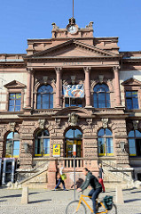 Blick über den Goetheplatz zum historischen Gebäude des kaiserlichen Postamts / Hauptpostamt in Weimar; jetzt teilweise Nutzung als Fitnessclub.