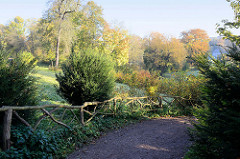 Holzgeländer, Fußweg im Park an der Ilm von Weimar; der 58 Hektar große Landschaftspark entstand  n der Zeit von 1778 bis 1828.