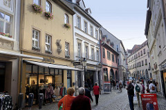 Einkaufsstraße / Fußgängerzone mit Geschäften in der Herrenstraße von Naumburg.