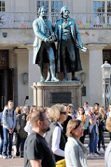 Das bronzene Doppelstandbild der deutschen Dichter Johann Wolfgang von Goethe und Friedrich von Schiller steht auf dem Theaterplatz in Weimar. Das Denkmal wurde 1857 eingeweiht - Bildhauer Ernst Rietschel.