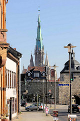 Blick zur historischen Stadtmauer und Stadttor / Frauentor von Mühlhausen/Thüringen; dahinter der gotische Kirchturm der Marienkirche.