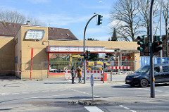 Abriss der Ladenzeile an der Langenhorner Chaussee / Höhe Stockflethweg in Hamburg Langenhorn.