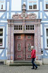 Schmucktür mit aufwändigen Schnitzerein und Blumenschmuck in der Jüdenstraße von Duderstadt.
