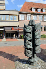 Kunst im öffentlichen Raum, Bronzeskulptur am Platz vor der Kreissparkasse Soltau / Rühberg.