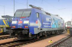 Güterlokomotive mit Werbeaufschrift denglisch &quot;strong partnership in hinterland transportation&quot; - Hafenbahn Hamburger Hafen HPA.