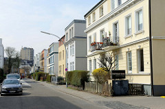 Kubische Wohnblocks der Gründerzeit, teilweise mit Dachaufbau in der Wieckstraße von Hamburg Stellingen.