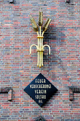 Fassade mit Namensplakette und vergoldeten Metallähren am expressionistischen Gebäude des Feuerversicherungsvereins - das jetzige Wohn- und Geschäftshaus steht unter Denkmalschutz.