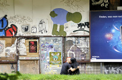 Graffiti und Wandmalerei / Werbeplakat an einem Abrisshaus in Hamburg St. Pauli; Pärchen beim Knutschen.