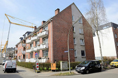 Architektur der 1960er  Jahre in Hamburg Stellingen; zweistöckiger Wohnblock mit Satteldach und schräg ausgerichteten Balkons.