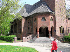 Eingang zur Sankt Stephanus Kirche  im Hamburger Stadtteil Eimsbüttel; die Kirche wurde 1912 eingeweiht - Architekten Distel und Grubitz. (2004)