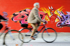 Graffiti mit Teufel - zeigt auf einen Fahrradfahrer; Fussgängerunterführung unter Wilhelmburger Reichsstraße im Hamburger Stadtteil Wilhelmsburg.