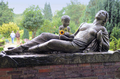 Skulptur Mutter und Kind auf dem Grabdenkmal von Paula Modersohn-Becker in Worpswede; angefertigt 1907 vom Bildhauer Bernhard Hoetger.