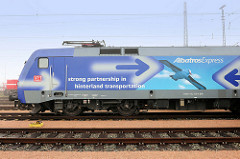 Güterlokomotive mit Werbeaufschrift denglisch &quot;strong partnership in hinterland transportation&quot; - Hafenbahn Hamburger Hafen HPA.