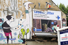 Graffiti und Wandmalerei / Werbeplakat an einem Abrisshaus in Hamburg St. Pauli. Schild Neubauwohnungen zu verkaufen.
