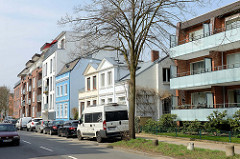 Wohnhäuser in unterschiedlichen Baustil, Straße Steenwisch in Hamburg Stellingen.
