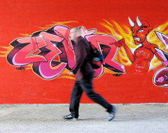 Graffiti mit Teufel - zeigt auf einen Passanten in der Fussgängerunterführung unter Wilhelmburger Reichsstraße im Hamburger Stadtteil Wilhelmsburg.