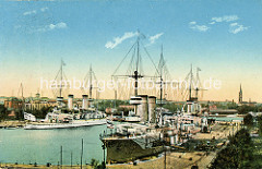 Historische Aufnahme vom Hafen in Wilhelmshaven - Kriegsschiffe mit hohem Schornstein / Dampfer liegen am Kai.