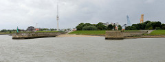 Molen der ehemaligen zweiten Einfahrt  zum Ems Jade Kanal in Wilhelmshaven; im Hintergrund die  Gebäude der ehemaligen Lagerhäuser für Minen und Torpedos in der Schleusensstraße und der Radarturm.