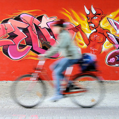 Graffiti mit Teufel - zeigt auf einen Fahrradfahrer; Fussgängerunterführung unter Wilhelmburger Reichsstraße im Hamburger Stadtteil Wilhelmsburg.