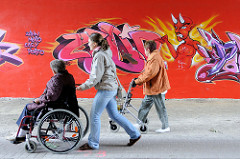 Graffiti mit Teufel - zeigt auf Passanten in der Fussgängerunterführung unter Wilhelmburger Reichsstraße im Hamburger Stadtteil Wilhelmsburg.