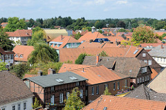 Blick über die Dächer von Soltau; im Vordergrund die Marktstraße, dahinter der Turm vom alten Rathaus und das Gebäude vom Spielemuseum.