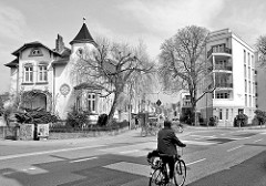 Historische und moderne Architektur in Hamburg-Stellingen / alt + neu; Blick vom Steenwisch zu einer alten Villa der Gründerzeit und einem Neubaublock mit Eck-Balkons.