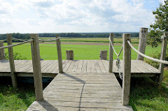 Holzsteg / Bootssteg am Weyerberg in Worpswede; von dort hat man einen traumhaften Blick über die Felder und Wiesen.