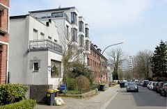Wohnhäuser in unterschiedlichen Baustil, Straße Steenwisch in Hamburg Stellingen; im Hintergrund  die Hochhäuser der Lenzsiedlung.