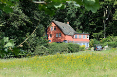 Wohnhaus und Keramikwerkstatt / Töpferei des Keramiker Willi Ohler,  der 1930 das Gebäude nach seinen Vorstellungen errichten ließ. Das am Weyerberg bei Worpswede gelegene Gebäude wird als Ferienhaus genutzt.