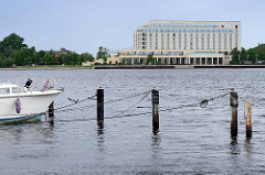 Gebäude vom Atlantic Hotel am großen Hafen in Wilhelmshaven.