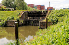 Altes Schleusentor aus Holz an der Schleuse beim Schmidtkanal in Hamburg Wilhelmsburg.  Die Schleuse trennt den äusseren Schmidtkanal vom Inneren Schmidtkanal. Der Kanal wurde 1895 von den Gebrüdern Schmidt gebaut; der Innere Schmidtkanal wurde i