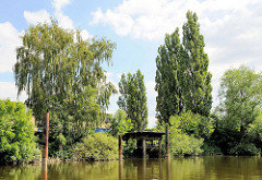 Alter Anleger - Verladeplattform aus Metall am Ufer des Schmidtkanals in Hamburg Wilhelmsburg.