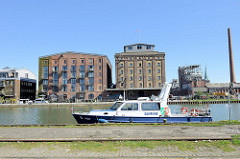 Umgenutzte alte Speichergebäude im Hafen von Münster  - im Vordergrund das Boot WSP 36 der Wasserschutzpolizei Münster.