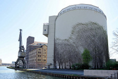 Wärmespeicher rechts, dahinter Flechtheimspeicher mit Hafenkran im Alten Hafen von Münster.