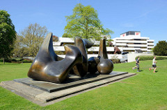 Skulptur im Vorgarten der LBS in Münster - Henry Moore - Three Piece Sculpture: Vertebrae, 1968/69,