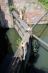 Altes Holzstemmtor der Schleuse beim Schmidtkanal in Hamburg Wilhelmsburg.  Die Schleuse trennt den äusseren Schmidtkanal vom Inneren Schmidtkanal. Der Kanal wurde 1895 von den Gebrüdern Schmidt gebaut; der Innere Schmidtkanal wurde in den 1980er