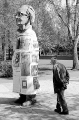 Skulptur Paul Wulf / Silke Wagner - Münsters Geschichte von unten - Servatiplatz; Paul Wulf (* 2. Mai 1921 in Essen-Altenessen; † 3. Juli 1999 in Münster) war ein Opfer des NS-Regimes, der seinen Fall gerichtlich aufarbeitete.