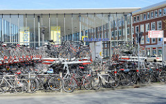Radstation mit geparkten Fahrrädern in Münster - Radparkplätze am Hauptbahnhof / Berliner Platz. Größte Fahrradstation Deutschlands - eröffnet 1999, ca. 3300 Plätze sowie Fahrradreparaturwerkstatt, Fahrradwaschanlage, Fahrradverleih und Schließfä